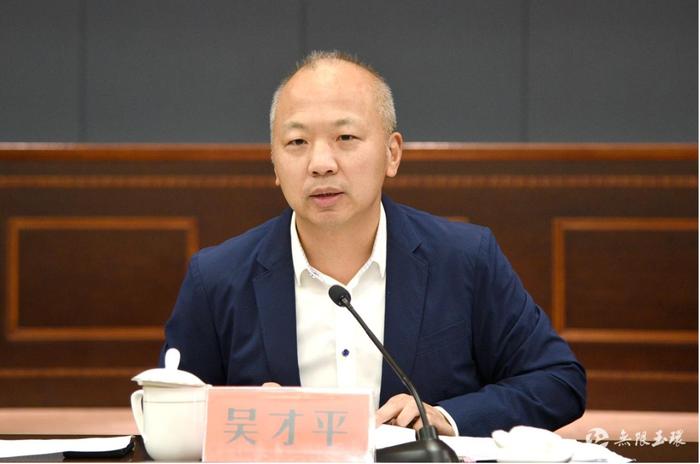 关于最强县级市女市长升任市委书记的信息，并没有具体的新闻或官方公告。因此，无法确定具体是哪位女市长升任市委书记。，值得注意的是，女性在政治领域担任重要职务已经越来越普遍。无论是男性还是女性，担任市委书记或市长都是对领导能力和政治智慧的极高要求。这些职务需要具备卓越的领导能力、决策能力、协调能力以及良好的群众基础等。，如果您对某个特定地区的政治动态感兴趣，建议您关注当地的官方媒体或可靠的新闻来源以获取最新的信息。