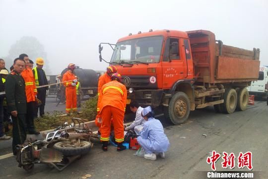 关于机车圈博主与渣土车相撞身亡的消息在网络上广泛传播，但需要指出的是，目前这一事件尚未得到官方证实，因此无法确定其真实性。，在任何情况下，我们都应该尊重事实和真相，不传播未经证实的消息和不实言论。对于网络上的传闻和谣言，我们应该保持理性思考和判断，避免盲目跟风和传播不实信息。，如果这一事件确实发生，我们应该对遇难者表示哀悼和缅怀，同时也应该关注交通安全问题，提高交通安全意识，避免类似事故的发生。，总之，我们应该保持谨慎和客观的态度，不轻易相信网络上的传闻和谣言，以官方发布的消息为准。