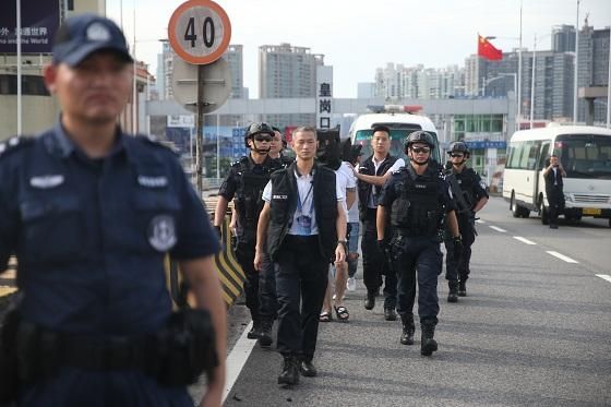 这是一起令人震惊的悲剧。关于这起事件，警方已经采取了行动拘捕了4名嫌疑人。，对于这样的恶性事件，警方通常会展开全面的调查，收集证据，以确认事实并追究相关责任人的法律责任。同时，也会提供心理支持和法律援助给受害者的家人，帮助他们度过这段困难时期。，作为一个社会，我们需要关注这类事件，加强对性侵等行为的打击力度，提高公众对这类问题的认识和警觉性。同时，也需要加强对未成年人的保护，确保他们的人身安全不受侵犯。，对于这起悲剧的详情和后续处理情况，建议媒体和公众保持关注，并等待官方发布更多信息。