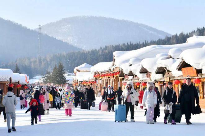 雪乡景区大年初三不会闭园，雪乡景区在大年初三期间是正常开放的。关于雪乡景区闭园的说法是不实传闻，请以官方信息为准，在计划前往雪乡景区游玩时，建议提前查询官方信息以获取最新的开放情况和游玩指南。