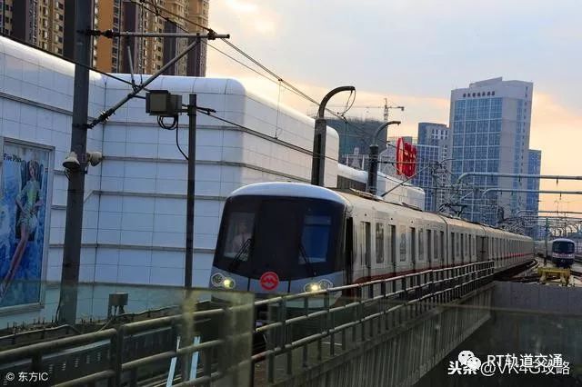 上海地铁11号线（Shanghai Metro Line 11）是中国上海市境内一条穿越中心城区的轨道交通线路，也是中国国内首条与国际铁路接轨的地铁线路。该线路主线北起嘉定区安亭站，南至浦东区迪士尼站，途经多个重要区域如嘉定区、普陀区、长宁区等。截至现在，该线路全长共设有多个车站，如江苏路站、交通大学站等。未来，上海地铁11号线还将继续延伸至浦东枢纽地区等区域。更多详细信息可访问上海地铁官网获取。