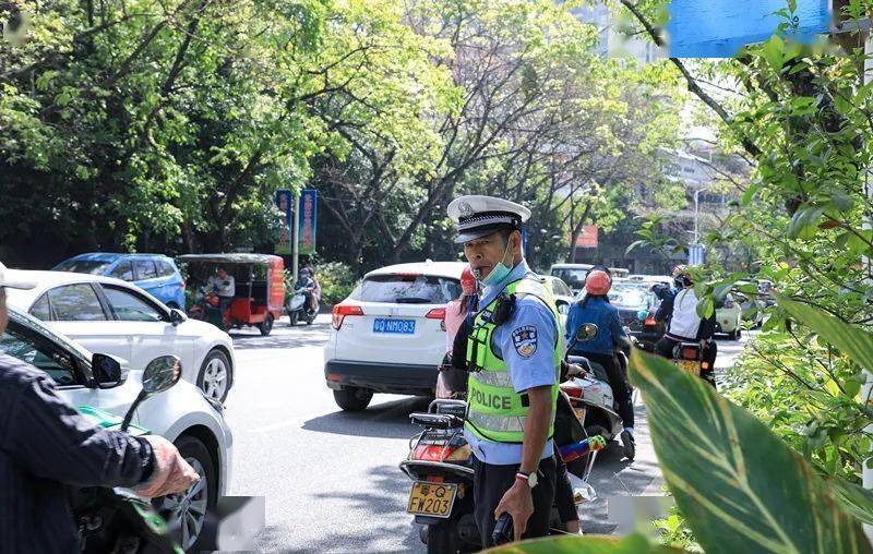 深圳交警为了维护道路交通的安全与秩序，确实会进行全天候的执法行动，包括查酒驾。不过具体的查酒驾时间可能会根据交通状况、节假日、特殊活动等因素有所调整。因此，深圳交警是全天24小时查酒驾的，建议公众在驾驶时切勿饮酒，保障自己和他人的安全。以上内容仅供参考，如需更多信息，可查看相关新闻报道或访问深圳交警官网。