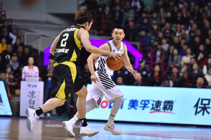 詹姆斯韦伯三世并未签约辽宁男篮。不过，詹姆斯韦伯三世曾在NBA发展联盟点燃队效力，并在比赛中表现出色。至于他是否与辽宁男篮签约，目前没有确切的官方消息证实这一点。请注意，以上信息仅供参考，建议查阅最新的新闻报道或关注相关体育资讯，以获取准确的信息。