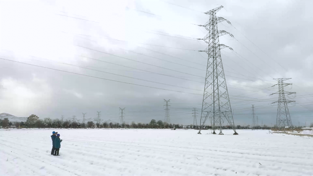 烟台再次开启雪窝模式，意味着烟台地区即将或已经迎来降雪天气。，雪窝模式通常指的是某个地区频繁下雪或者持续降雪的天气状态。烟台位于山东半岛的沿海地区，由于其地理位置和气候特点，有时会出现这样的雪窝模式。，如果您在烟台地区生活或旅行，建议留意天气预报和交通信息，确保出行安全。同时，雪景也是一道美丽的风景，您可以欣赏雪景的美丽，但也要注意防寒保暖和交通安全。