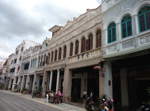 这句话可能是在描述一种现象，即当有韩国人来上海旅游时，上海街上的豪车数量会增加。这可能反映了上海作为一个国际化大都市对海外游客的吸引力，以及当地富裕人群对豪华汽车的拥有情况。，但需要指出的是，任何地方的街头都有各种各样的车辆，包括豪车和普通车辆。仅仅因为韩国游客来上海旅游，并不意味着街上所有的豪车都会同时出现。此外，我们也应该避免以国籍或地域来片面地概括或判断一件事情，应该以客观、理性和全面的态度来看待问题。