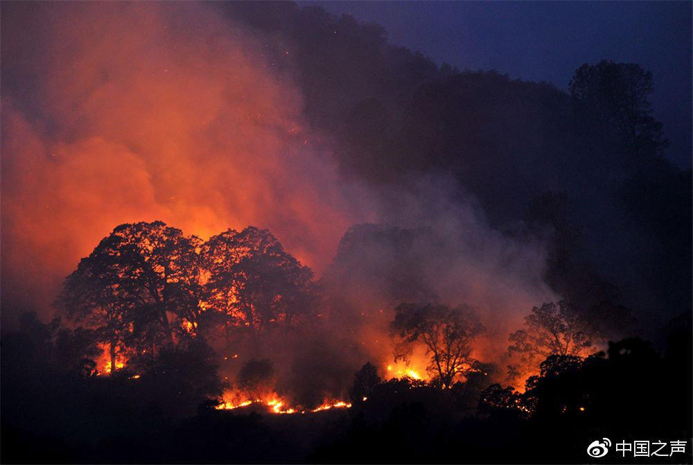 是的，据报道，摩登家庭取景地的一部分确实被山火烧毁了。，这场山火发生在加利福尼亚州，烧毁了许多地方，包括摩登家庭的取景地。该剧的拍摄地点在洛杉矶附近的希尔兹堡，那里的一些建筑和景观在火灾中受到了破坏。，这场山火对当地造成了极大的破坏和影响，许多居民和拍摄团队都受到了影响。幸运的是，一些场景和道具可能已经被转移或保护，以确保拍摄能够继续进行。然而，这也提醒我们气候变化和环境问题的重要性，我们需要更加重视保护我们的自然环境和生态系统。