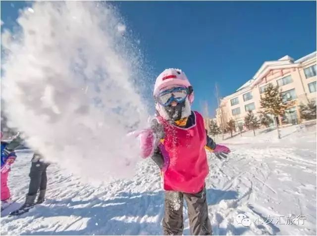 爸爸带娃滑雪撬主打一个相互信任